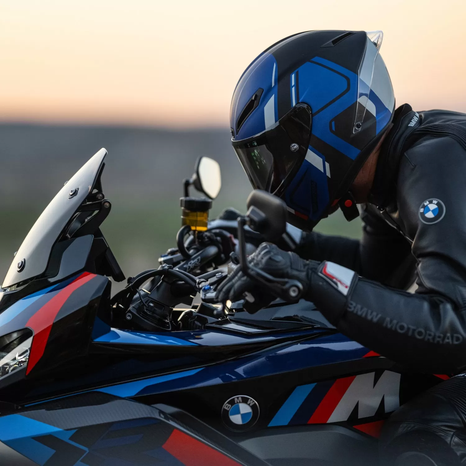 BMW M 1000 XR race