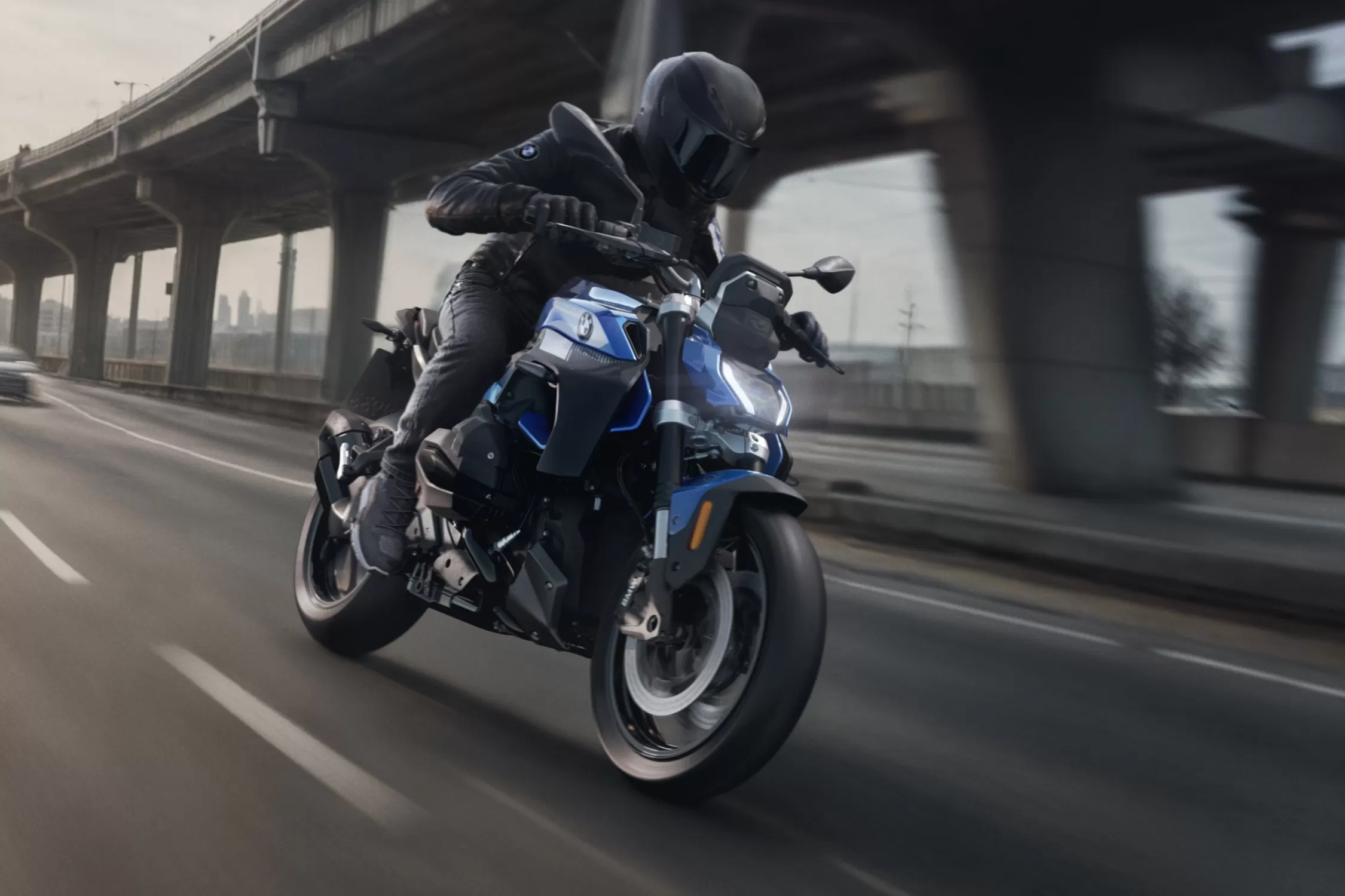 2025 BMW R 1300 R Riding