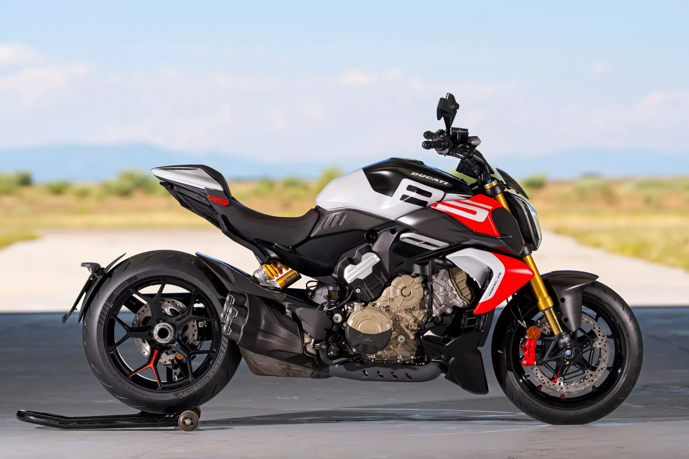 ducati-diavel-v4-rs-power-cruiser-performance-design