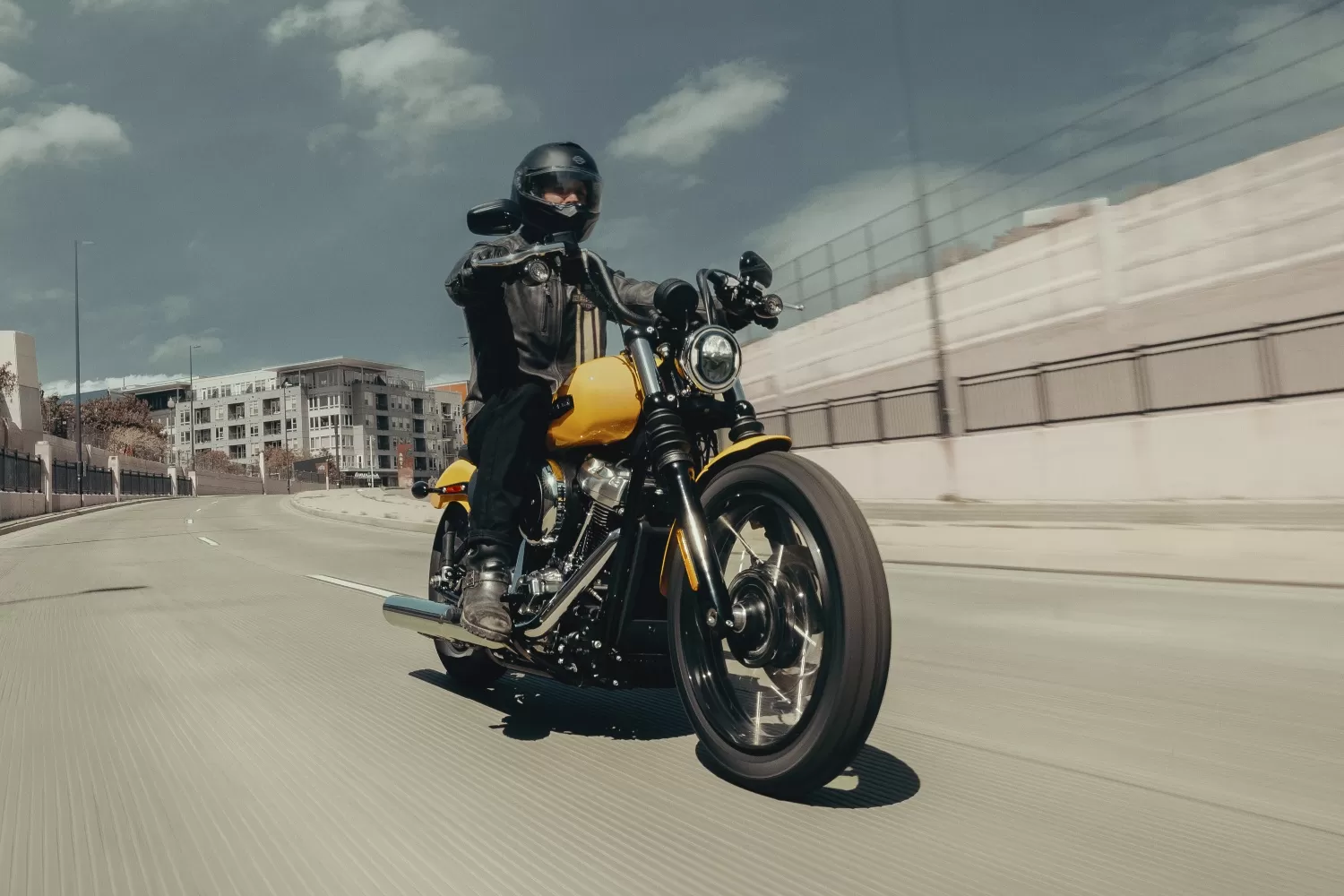 2025 Harley-Davidson Street Bob in Yellow – bold cruiser motorcycle with classic styling, available now from LIND Harley-Davidson UK.