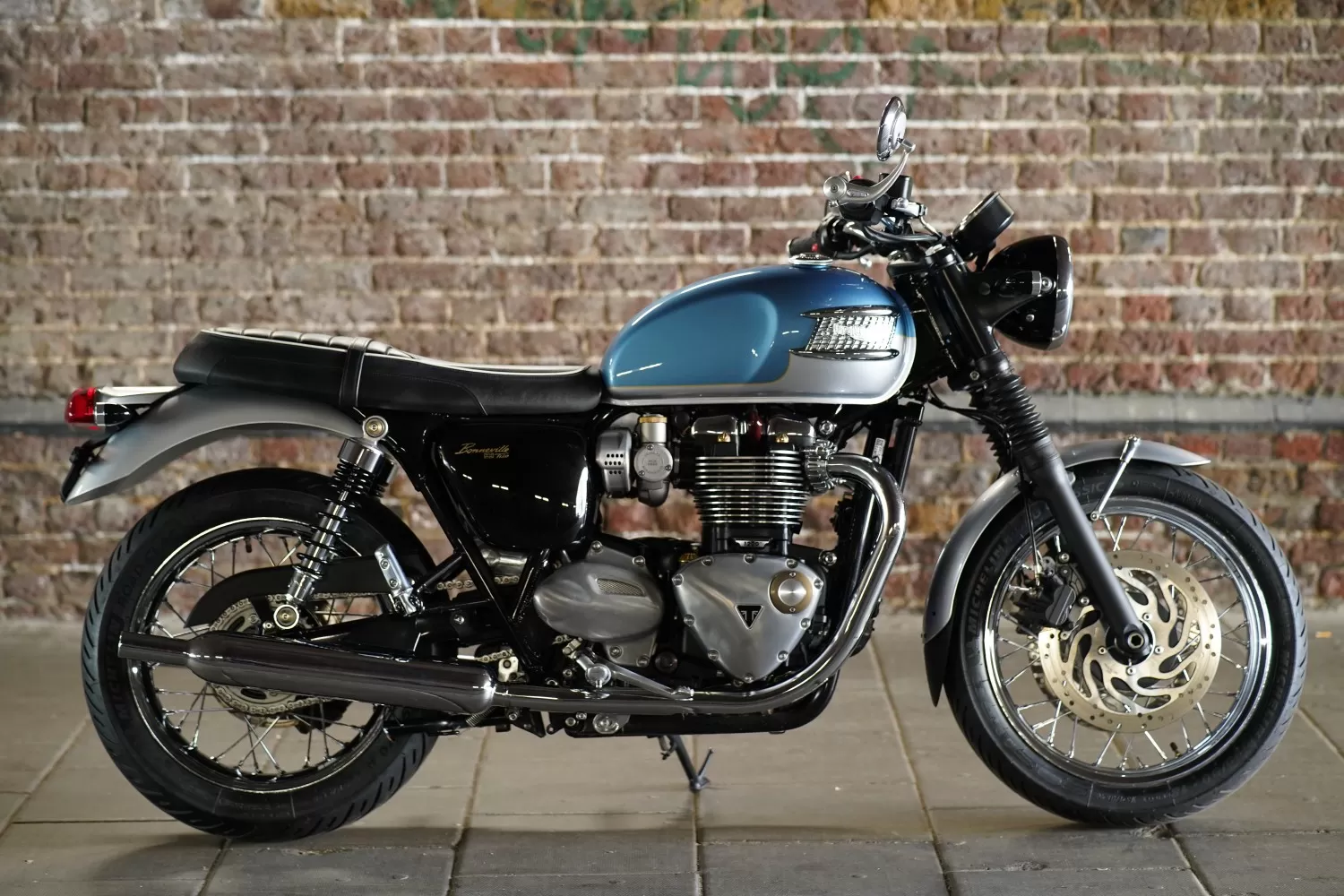 Custom Triumph T120 Whiskey Blue V1 LIND x Stockwell Design