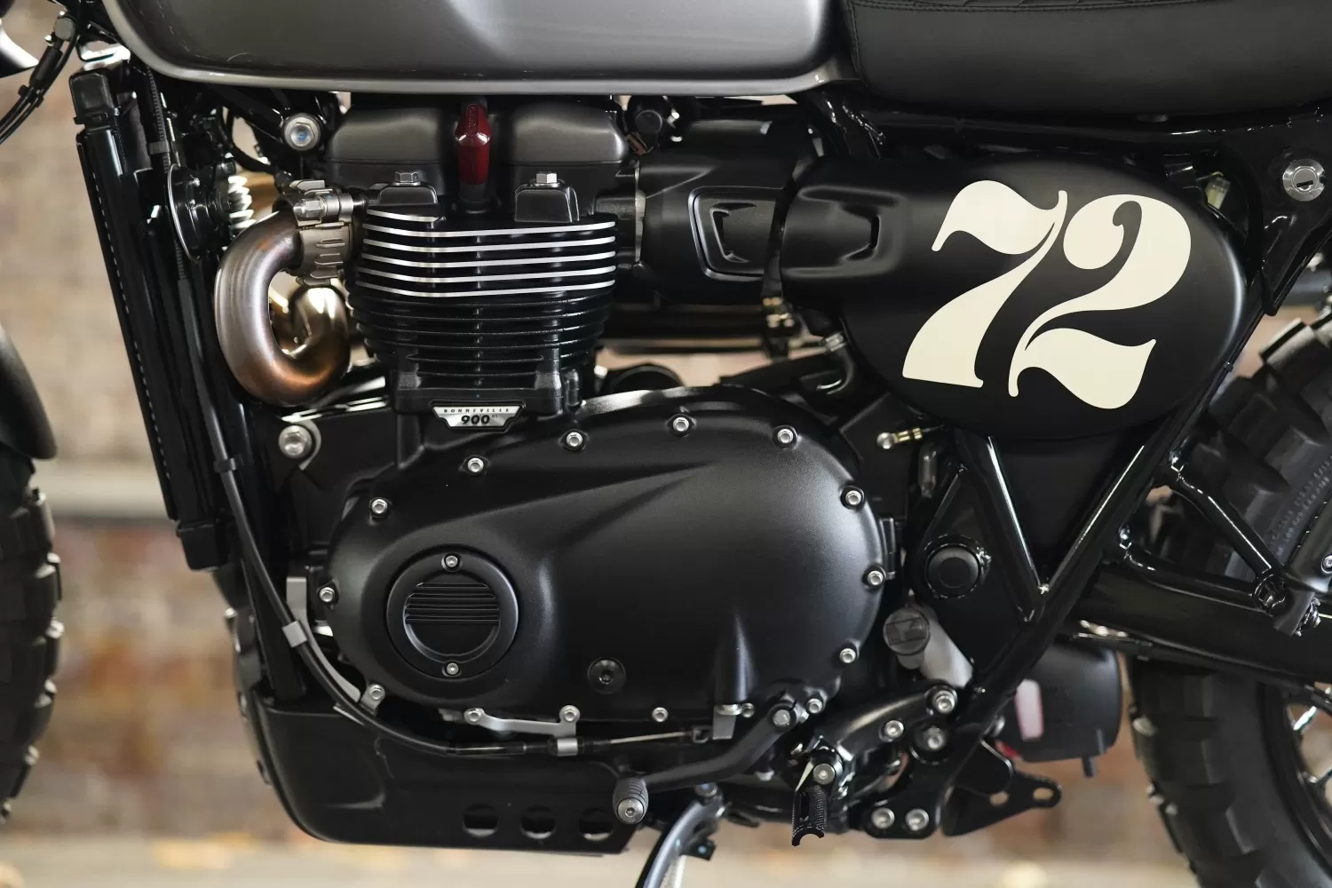 Custom Triumph Scrambler 72 Flat Track graphic