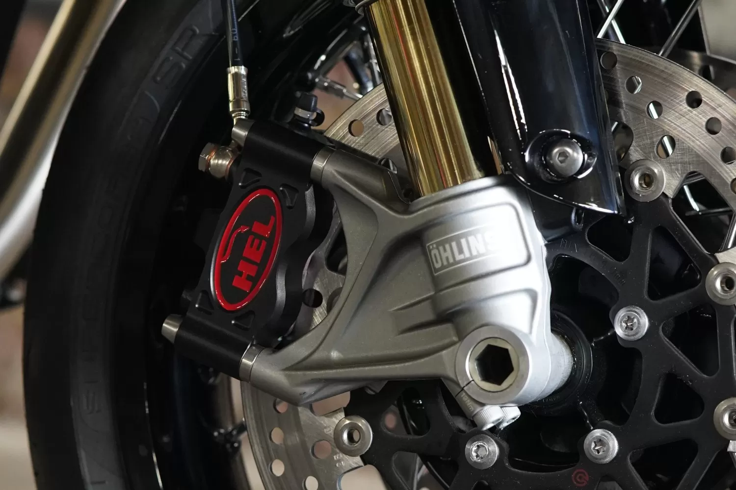 Custom Triumph Bobber RR Stockwell Design London Hel Callipers