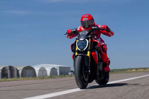 ducati-diavel-v4-rs-marc-marquez-cruiser-power.jpg