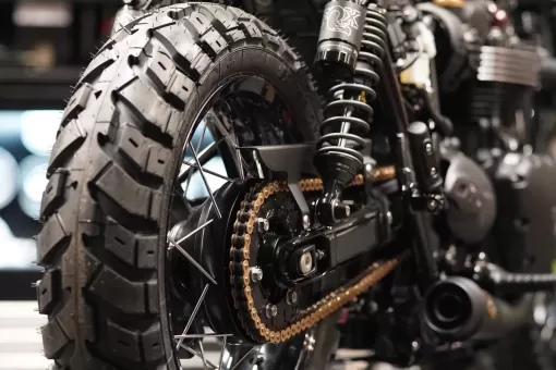 custom-black-t120-dakota-london-lind-stockwell-design-chain.JPG