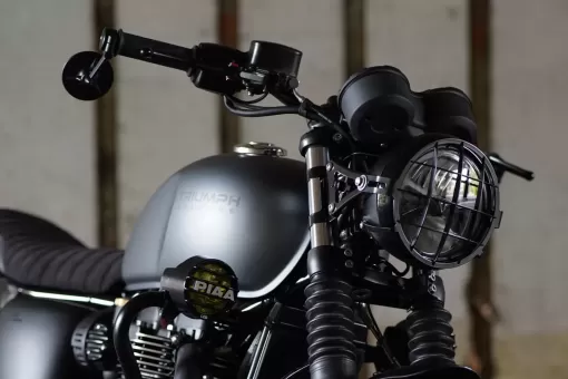 custom-triumph-spectre-t120b-by-stockwell-design-and-triumph-west-london-01.jpg